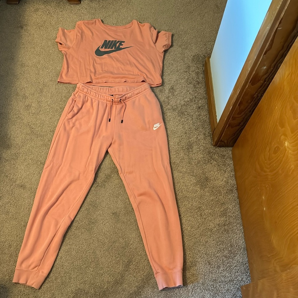NIKE SWEATPANTS AND CROP TOP SET